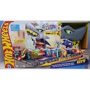 Hot Wheels City Ultra Shark Car Wash with  Color Reveal. 1 Car Included. New